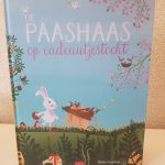 de paashaas op cadeautjestocht zoekboek kijkboek uitgeverij Clavis pasen lente paashaas