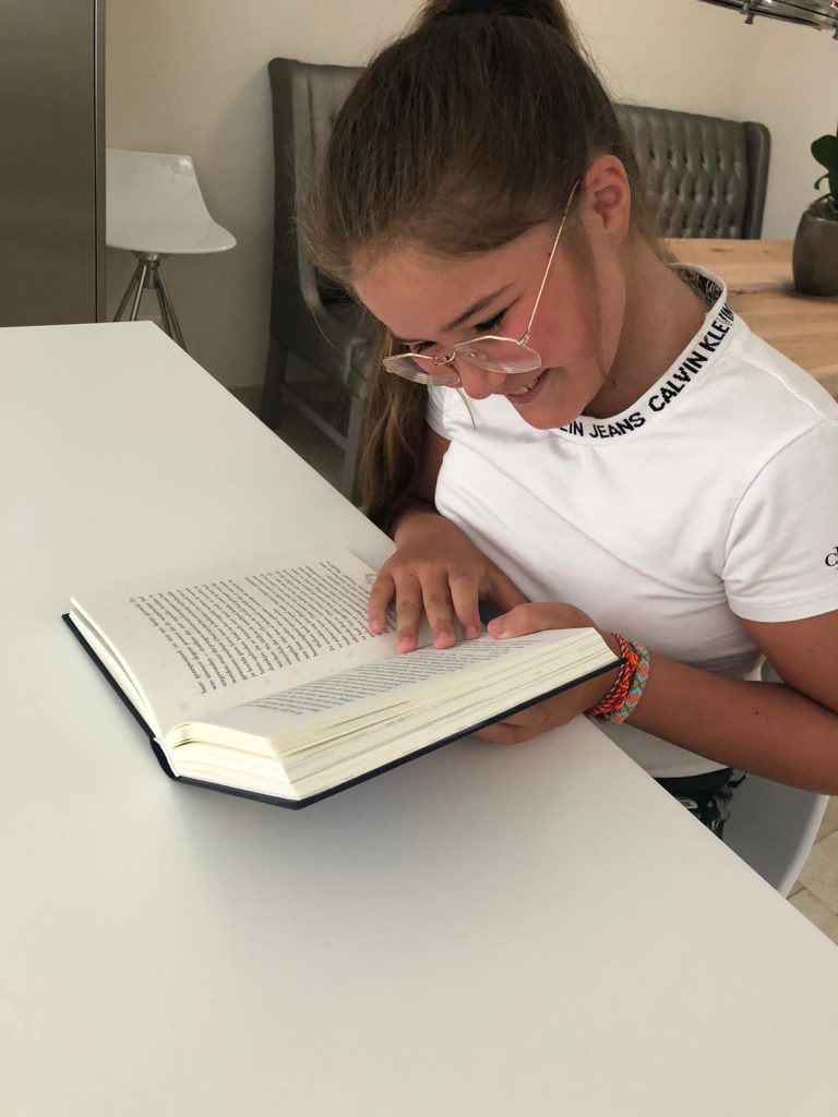 meisje leest met plezier