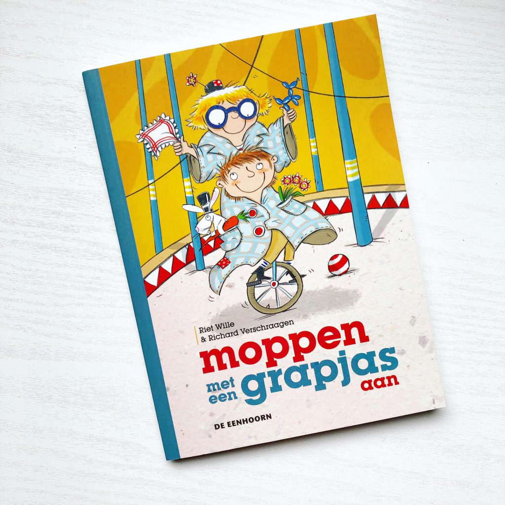 Moppen met een grapjas aan