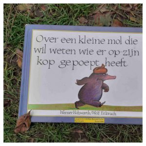 over een kleine mol die wil weten wie er op zijn kop gepoept heeft