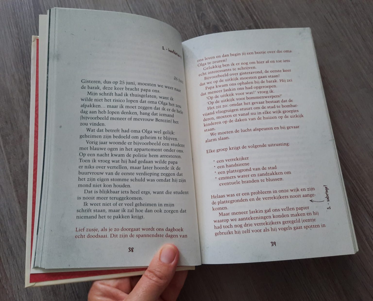 Twee fonkelrode sterren in de blinkend witte sneeuw, een Morosinotto