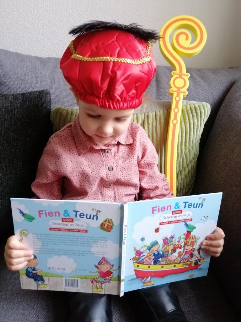 Fien en Teun spelen Sinterklaas en Pietje