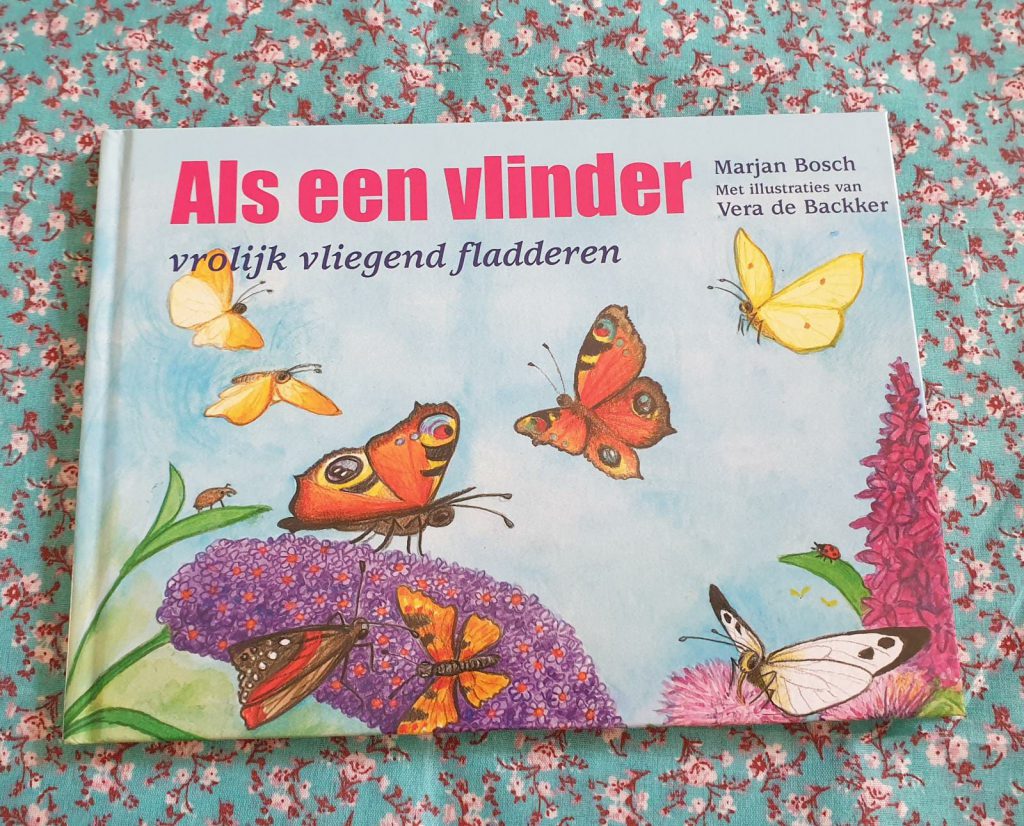 Als een vlinder vrolijk vliegend fladderend