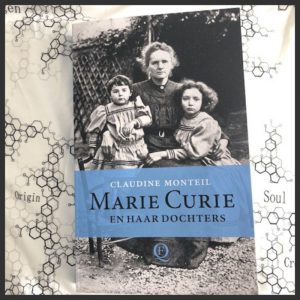hoofd Marie Curie en haar dochters