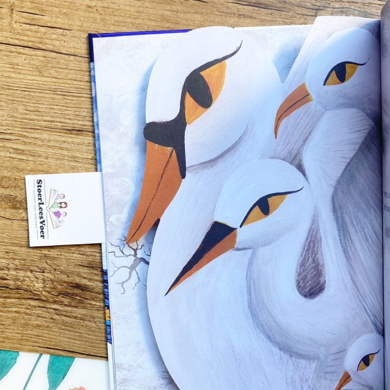 Kleuren, kleuren, overal kleuren is een bijzonder kartonboek met flapjes