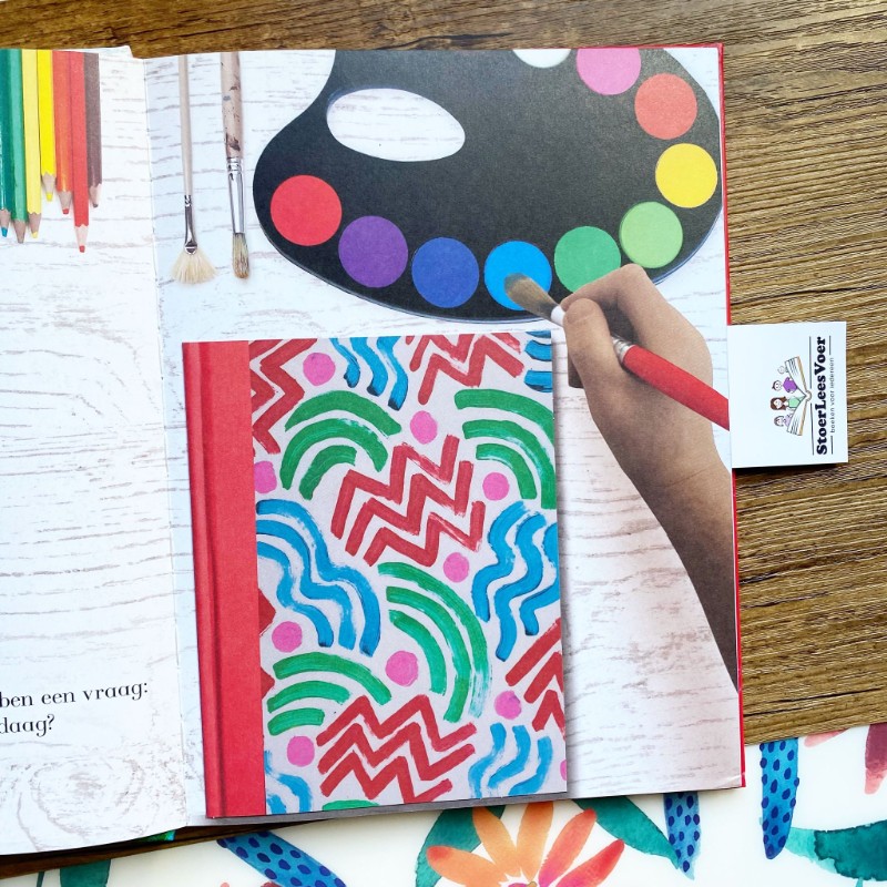 Kleuren, kleuren, overal kleuren is een bijzonder kartonboek met flapjes