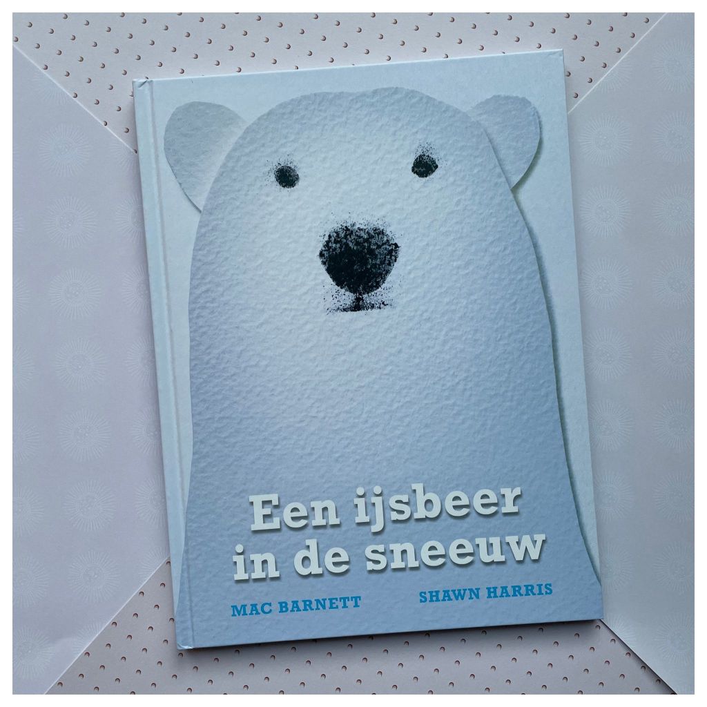Een ijsbeer in de sneeuw