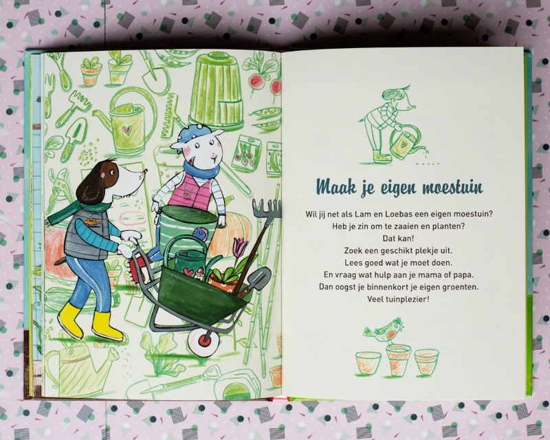 Illustratie van lam en loebas met een kruiwagen . Rechter pagina begin van tweede deel boek vol moestuintips