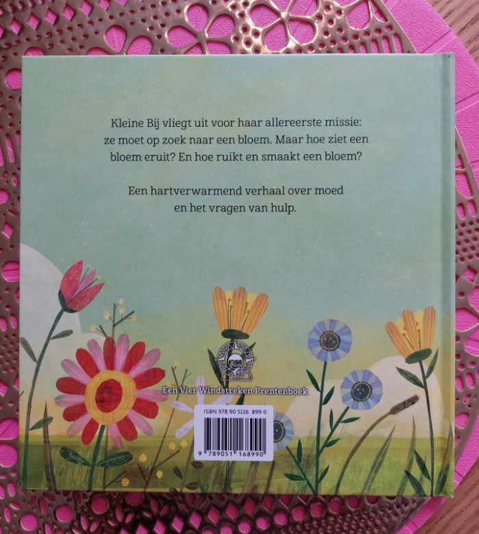 Kleine bij zoekt bloemen