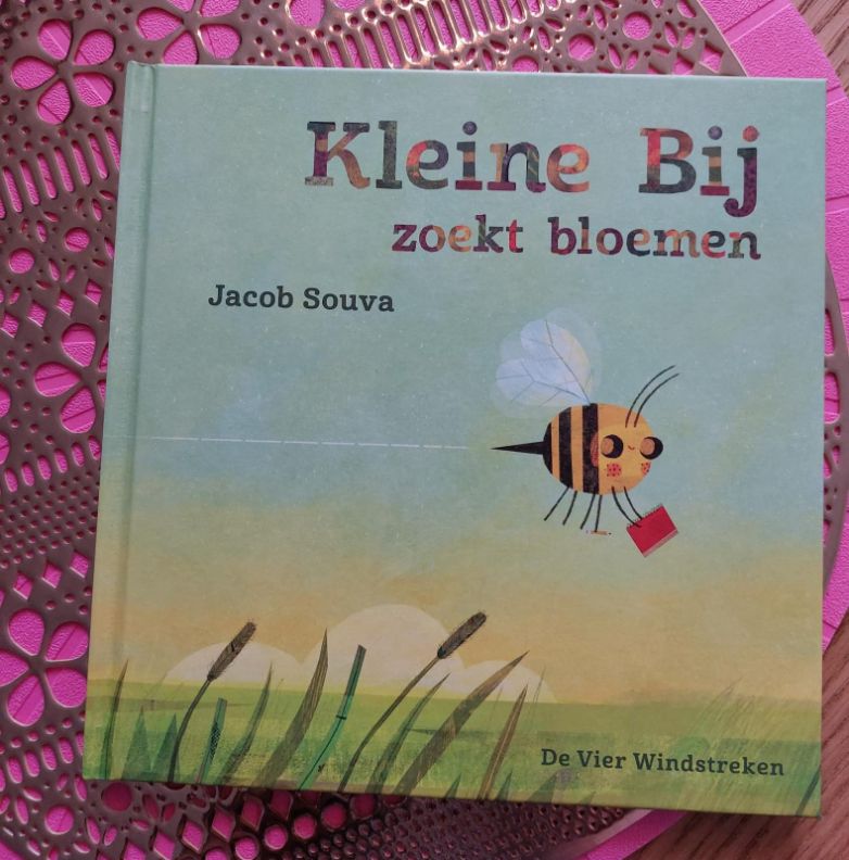 Kleine bij zoekt bloemen