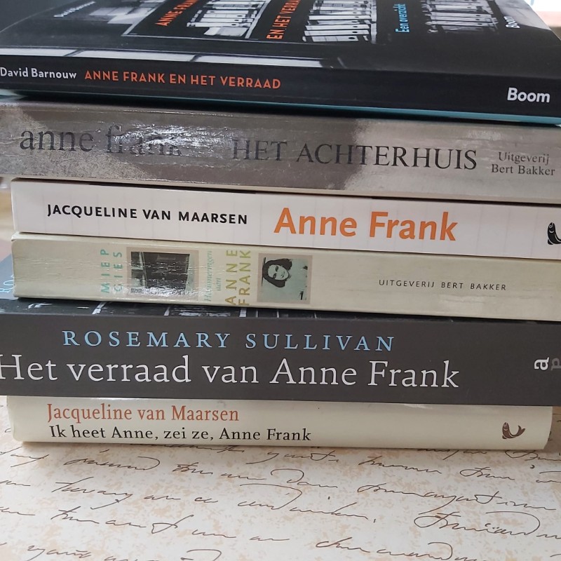 Anne en het verraad en stapel boeken over Anne Frank