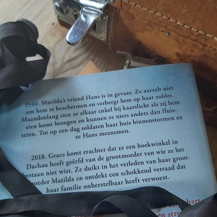 achterkant boek De boekhandelaar van Dachau