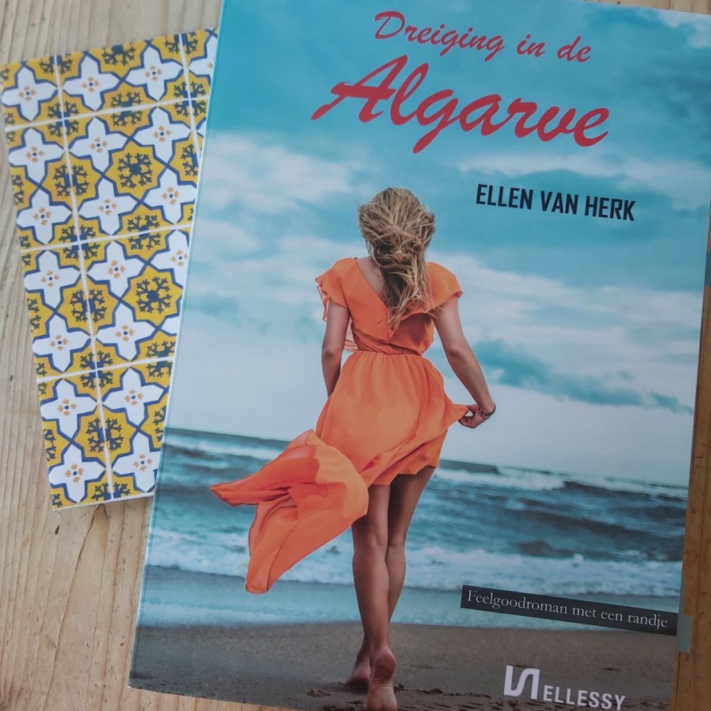 voorkant boek feelgoodroman met een randje ellen van herk Dreiging in de Algarve