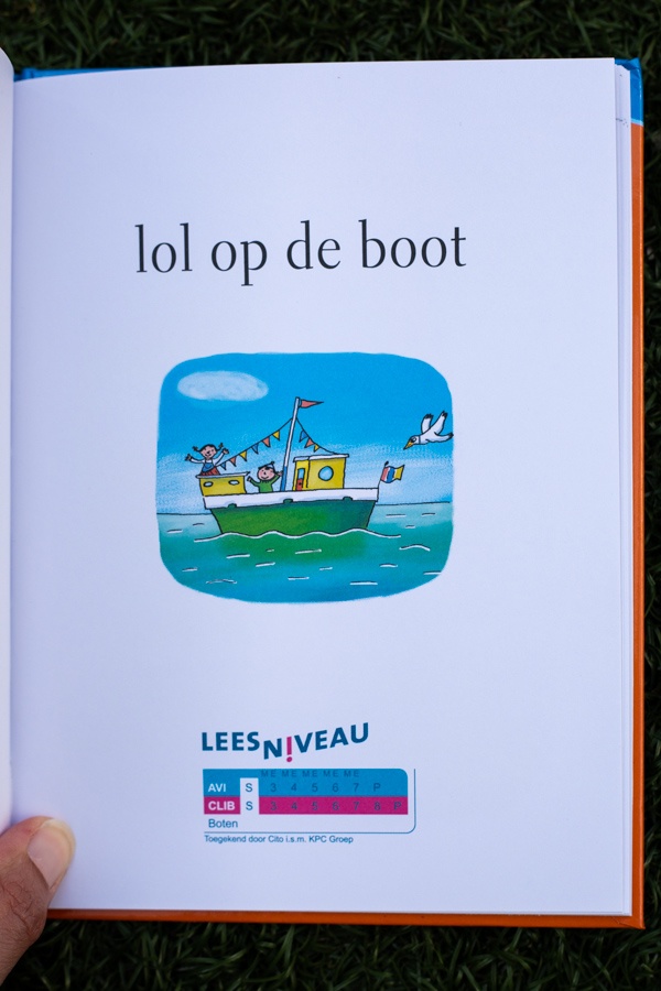 Verhaal 3 lol op de boot Avi start met illustratie van boot op het water