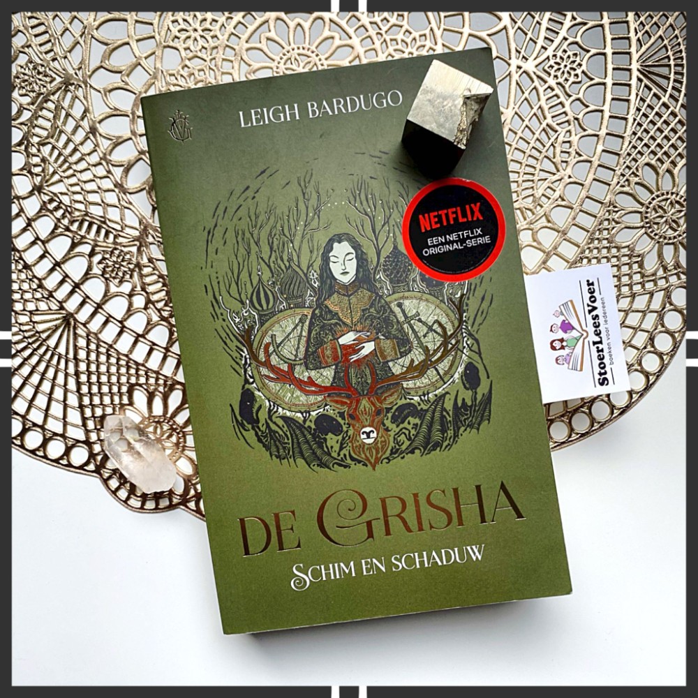 voorkant kader Schim en schaduw, een eerste boek uit De Grisha boekenserie