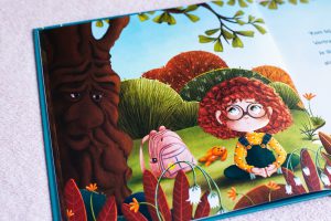 illustratie Maud bij de wijze boom haar rugzak staat in het grond op het gras