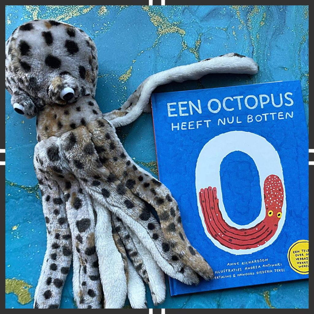 octopus met boek op blauwe achtergrond